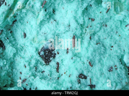 Primo piano la Texture di Mint Chocolate Chip Ice Cream per lo sfondo o il banner Foto Stock