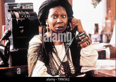 WHOOPI GOLDBERG IN MADE IN AMERICA (1993). Copyright: solo uso editoriale. No merchandising o copertine di libri. Questa è una distribuita pubblicamente handout. I diritti di accesso soltanto, senza licenza di copyright fornite. Solo per essere riprodotto in concomitanza con la promozione di questo film. Credito: WARNER BROTHERS / Album Foto Stock