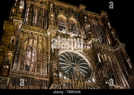 Notre Dame cattedrale gotica del XIV secolo di notte, rosone, Strasburgo, Alsazia, Francia, Europa Foto Stock