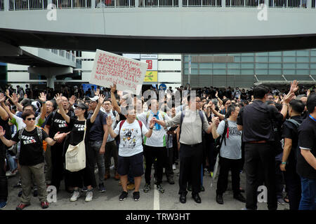 Hong Kong, Cina. 12 Giugno, 2019. Persone non identificate la protesta contro la legge in materia di estradizione in seno al consiglio legislativo area in Hong Kong Credit: Thomas Bertson/Alamy Live News Foto Stock