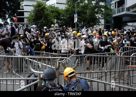 Hong Kong, Cina. 12 Giugno, 2019. Le proteste contro la legge in materia di estradizione in seno al consiglio legislativo area in Hong Kong Credit: Thomas Bertson/Alamy Live News Foto Stock