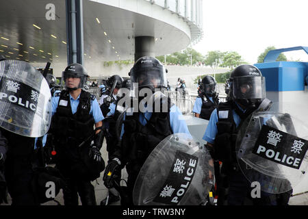 Hong Kong, Cina. 12 Giugno, 2019. Forza di polizia incontro presso il consiglio legislativo entrata durante le proteste contro la legge in materia di estradizione in Hong Kong Credit: Thomas Bertson/Alamy Live News Foto Stock