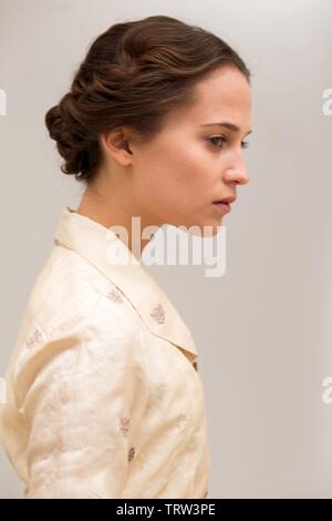 ALICIA VIKANDER nel testamento della Gioventù (2014). Copyright: solo uso editoriale. No merchandising o copertine di libri. Questa è una distribuita pubblicamente handout. I diritti di accesso soltanto, senza licenza di copyright fornite. Solo per essere riprodotto in concomitanza con la promozione di questo film. Credito: BBC Films / Album Foto Stock
