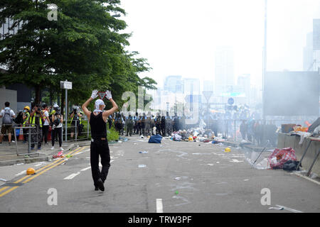 Hong Kong, Cina. 12 Giugno, 2019. Unidentified manifestanti cammina verso la forza di polizia linea di difesa durante le proteste contro la legge in materia di estradizione in Hong Kong Credit: Thomas Bertson/Alamy Live News Foto Stock