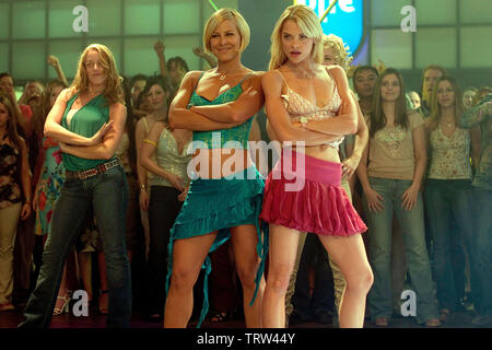 BRITTANY DANIEL e JAIME KING in White Chicks (2004). Copyright: solo uso editoriale. No merchandising o copertine di libri. Questa è una distribuita pubblicamente handout. I diritti di accesso soltanto, senza licenza di copyright fornite. Solo per essere riprodotto in concomitanza con la promozione di questo film. Credito: Revolution Studios/WAYANS BROS. Divertimento / LEDERER, JOE / Album Foto Stock