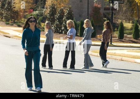 DEMI MOORE in JONESES (2009). Copyright: solo uso editoriale. No merchandising o copertine di libri. Questa è una distribuita pubblicamente handout. I diritti di accesso soltanto, senza licenza di copyright fornite. Solo per essere riprodotto in concomitanza con la promozione di questo film. Credito: ECHO LAKE PRODUCTIONS/IL JONESES/PREMIERE foto / Album Foto Stock