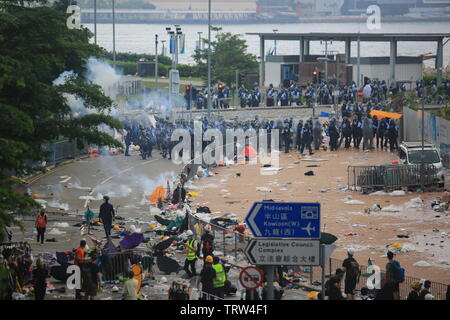 Il conflitto tra la polizia e la popolazione di Hong Kong il 12 giugno protesta a hong kong contro la legge in materia di estradizione Foto Stock