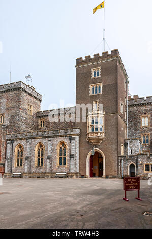 L'attraente facciata del medievale castello di Powderham con una torre centrale contenente un portale ad arco che dà accesso alla sala grande Foto Stock