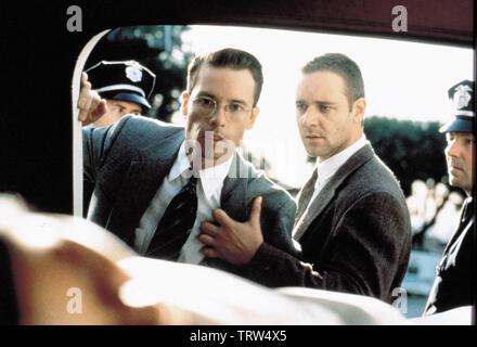 GUY PEARCE e Russell Crowe in L. A. Confidential (1997). Copyright: solo uso editoriale. No merchandising o copertine di libri. Questa è una distribuita pubblicamente handout. I diritti di accesso soltanto, senza licenza di copyright fornite. Solo per essere riprodotto in concomitanza con la promozione di questo film. Credito: WARNER BROTHERS / Album Foto Stock