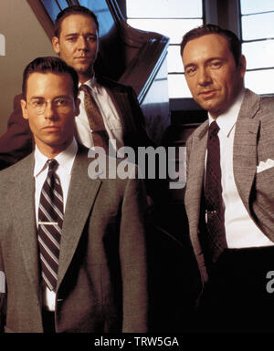 GUY PEARCE , Kevin Spacey e Russell Crowe in L. A. Confidential (1997). Copyright: solo uso editoriale. No merchandising o copertine di libri. Questa è una distribuita pubblicamente handout. I diritti di accesso soltanto, senza licenza di copyright fornite. Solo per essere riprodotto in concomitanza con la promozione di questo film. Credito: WARNER BROTHERS / Album Foto Stock