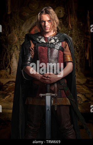 JAMIE CAMPBELL BOWER in CAMELOT (2011). Copyright: solo uso editoriale. No merchandising o copertine di libri. Questa è una distribuita pubblicamente handout. I diritti di accesso soltanto, senza licenza di copyright fornite. Solo per essere riprodotto in concomitanza con la promozione di questo film. Credit: CBC / Album Foto Stock