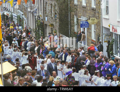 The Children's Dance, Helston Flora Day, Cornovaglia, Inghilterra, Regno Unito. Circa anni '80 Foto Stock