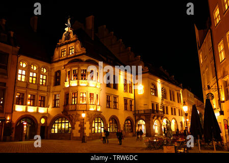 Hofbrauhaus di notte, Monaco di Baviera, Baviera, Germania, Europa Foto Stock