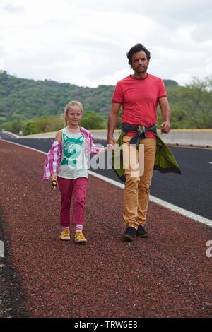 EUGENIO DERBEZ e LORETA PERALTA in NO SE ACEPTAN DEVOLUCIONES (2013). Copyright: solo uso editoriale. No merchandising o copertine di libri. Questa è una distribuita pubblicamente handout. I diritti di accesso soltanto, senza licenza di copyright fornite. Solo per essere riprodotto in concomitanza con la promozione di questo film. Credito: ALEBRIJE CINE video Y/FULANO, MENGANO Y ASOCIADOS / Album Foto Stock