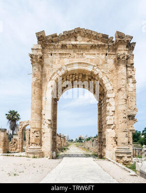 Arco di Trionfo di Adriano, al Bass sito archeologico, pneumatico, Libano Foto Stock