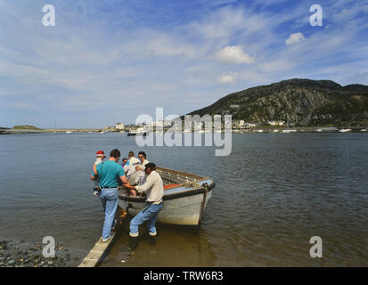 Il Barmouth Traghetti passeggeri, visto dalla spiaggia Fairbourne attraverso il Fiume Mawddach in Gwynedd county, il Galles del nord. Regno Unito. Circa ottanta Foto Stock