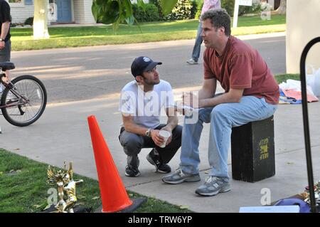 WILL FERRELL E DAN RUSH in tutto deve andare (2010). Copyright: solo uso editoriale. No merchandising o copertine di libri. Questa è una distribuita pubblicamente handout. I diritti di accesso soltanto, senza licenza di copyright fornite. Solo per essere riprodotto in concomitanza con la promozione di questo film. Credito: il canto degli uccelli foto (Presenta) IM Global Nationlight prodotto / Album Foto Stock