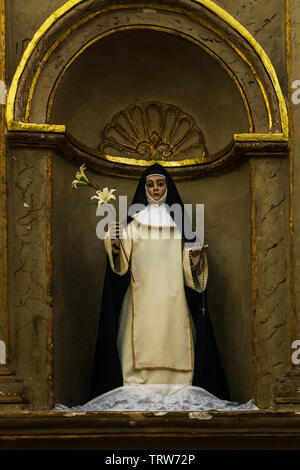 Statua di una monaca, Monasterio de Santa Catalina, monastero, edificio religioso in Arequipa, Perù, Sud America Foto Stock