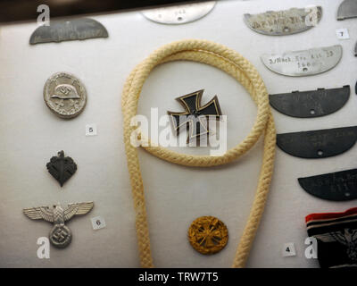 Esercito Tedesco. Insignias delle forze armate (Wehrmacht), forze aeree (Luftwaffe) e la milizia nazionale (Volkssturm). Museo di Oskar Schindler's Factory. Cracovia. La Polonia. Foto Stock