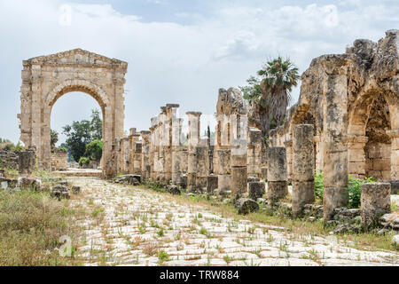 Arco di Trionfo di Adriano, al Bass sito archeologico, pneumatico, Libano Foto Stock