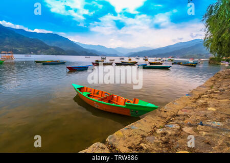 Il Nepal barche, attrazione principale del lago phewa,Pokhara su sfondo blu cielo di nuvole.Pokhara Nepal. Foto Stock