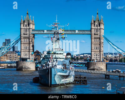 HMS Belfast nella parte anteriore del Tower Bridge - Londra Turismo Foto Stock