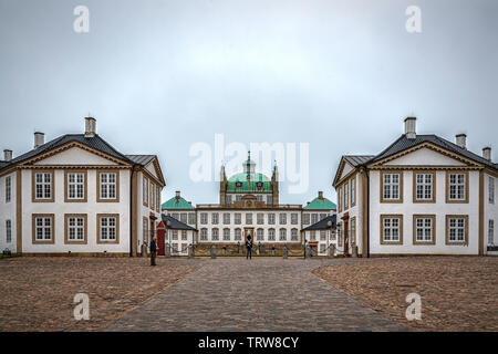 FREDENSBORG, Danimarca - 18 Maggio 2019: Fredensborg Palace è un palazzo situato sulla sponda orientale del Lago Esrum in Fredensborg sull'isola di Zealand Foto Stock