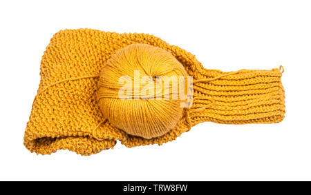 Vista superiore della matassa di filo di colore giallo su felpa lavorata a maglia manica isolati su sfondo bianco Foto Stock