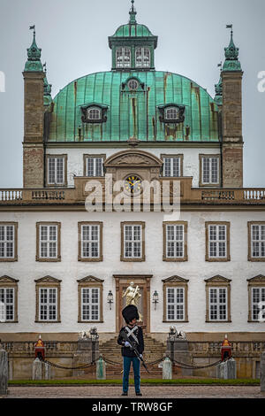 FREDENSBORG, Danimarca - 18 Maggio 2019: Fredensborg Palace è un palazzo situato sulla sponda orientale del Lago Esrum in Fredensborg sull'isola di Zealand Foto Stock