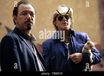 MICKEY ROURKE e Ruben Blades in UNA VOLTA IN MESSICO (2003). Copyright: solo uso editoriale. No merchandising o copertine di libri. Questa è una distribuita pubblicamente handout. I diritti di accesso soltanto, senza licenza di copyright fornite. Solo per essere riprodotto in concomitanza con la promozione di questo film. Credito: COLUMBIA/LOS HOOLIGANS/MIRAMAX / Album Foto Stock