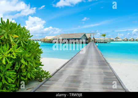 L'Atollo di Ari Sud, Maldive - 12 Luglio 2017: bellissimo paesaggio con un legno ristorante tropicale su acqua ristorante, Maldive Foto Stock