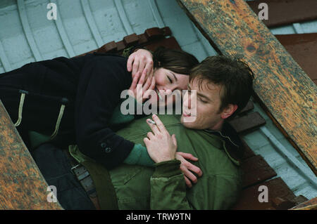 EMILY MORTIMER e EWAN MCGREGOR in giovani ADAM (2003). Copyright: solo uso editoriale. No merchandising o copertine di libri. Questa è una distribuita pubblicamente handout. I diritti di accesso soltanto, senza licenza di copyright fornite. Solo per essere riprodotto in concomitanza con la promozione di questo film. Credito: Sony Pictures Classics / DAVIDSON, Neil / Album Foto Stock