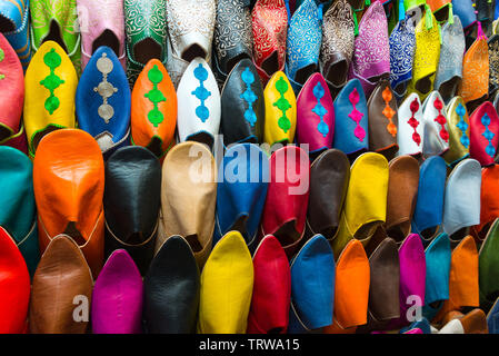 Un assortimento di scarpe in stallo del mercato in Marocco Foto Stock