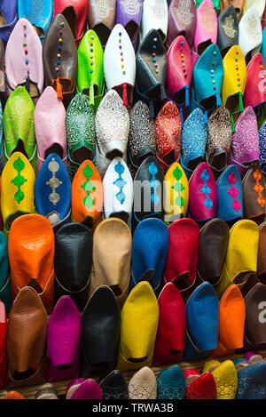 Un assortimento di scarpe in stallo del mercato in Marocco Foto Stock