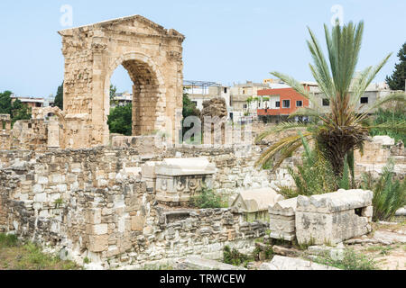Il cimitero e l'Arco Trionfale di Adriano, al Bass sito archeologico, pneumatico, Libano Foto Stock
