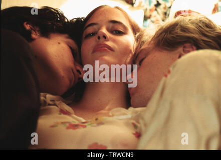 MICHAEL PITT , EVA GREEN E LOUISE GARREL IN THE DREAMERS (2003). Copyright: solo uso editoriale. No merchandising o copertine di libri. Questa è una distribuita pubblicamente handout. I diritti di accesso soltanto, senza licenza di copyright fornite. Solo per essere riprodotto in concomitanza con la promozione di questo film. Credito: RECONDED PICTURE COMPANY PENINSULAÑ/film/FICTION / Album Foto Stock