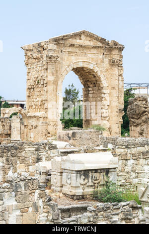 Il cimitero e l'Arco Trionfale di Adriano, al Bass sito archeologico, pneumatico, Libano Foto Stock