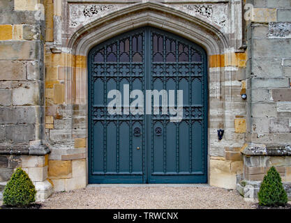 Il vecchio pesante porta ornati in un vecchio English Manor House. Foto Stock