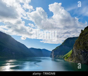 Vista dal ponte della TUI nave da crociera Marella Explorer vela fuori Flåm attraverso il Aurlandsfjorden, Sognefjord, Sogn og Fjordane, Norvegia Foto Stock