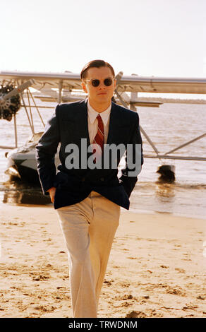 LEONARDO DICAPRIO IN THE AVIATOR (2004). Copyright: solo uso editoriale. No merchandising o copertine di libri. Questa è una distribuita pubblicamente handout. I diritti di accesso soltanto, senza licenza di copyright fornite. Solo per essere riprodotto in concomitanza con la promozione di questo film. Credito: Miramax Films / COOPER, ANDREW / Album Foto Stock