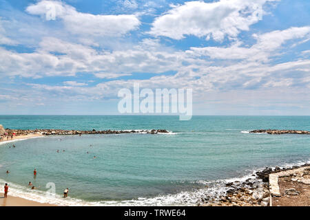 Antibes, Francia - 16 Giugno 2014: bella spiaggia del mare a Antibes su una soleggiata giornata estiva Foto Stock