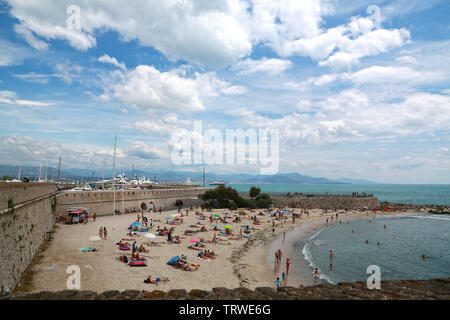 Antibes, Francia - 16 Giugno 2014: bella spiaggia del mare a Antibes su una soleggiata giornata estiva Foto Stock