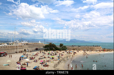 Antibes, Francia - 16 Giugno 2014: bella spiaggia del mare a Antibes su una soleggiata giornata estiva Foto Stock
