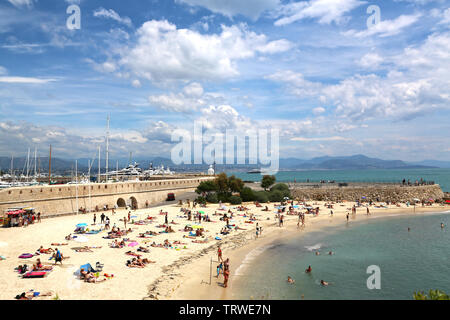 Antibes, Francia - 16 Giugno 2014: bella spiaggia del mare a Antibes su una soleggiata giornata estiva Foto Stock