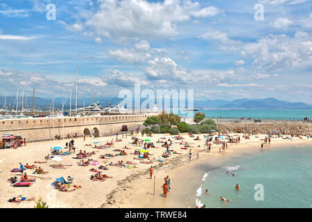 Antibes, Francia - 16 Giugno 2014: bella spiaggia del mare a Antibes su una soleggiata giornata estiva Foto Stock