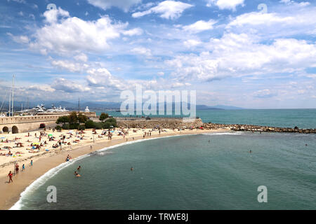 Antibes, Francia - 16 Giugno 2014: bella spiaggia del mare a Antibes su una soleggiata giornata estiva Foto Stock