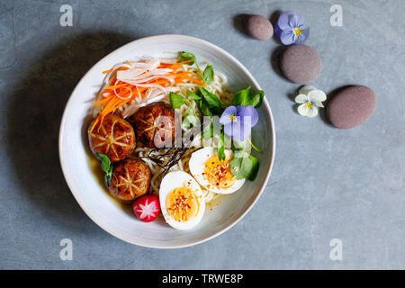 Giapponese miso ramen con Funghi ripieni, tagliatelle e uova Foto Stock