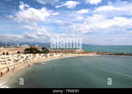 Antibes, Francia - 16 Giugno 2014: bella spiaggia del mare a Antibes su una soleggiata giornata estiva Foto Stock