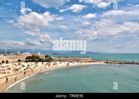 Antibes, Francia - 16 Giugno 2014: bella spiaggia del mare a Antibes su una soleggiata giornata estiva Foto Stock