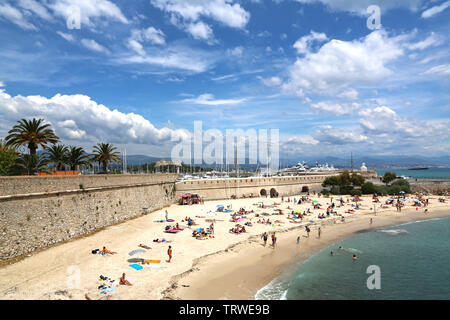 Antibes, Francia - 16 Giugno 2014: bella spiaggia del mare a Antibes su una soleggiata giornata estiva Foto Stock